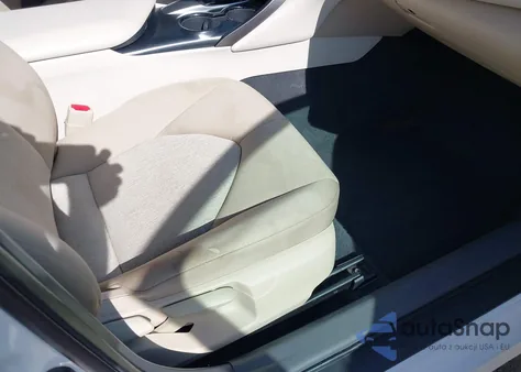 2018 Toyota Camry Le z USA, uszkodzony, nr VIN 4T1B11HK4JU061956